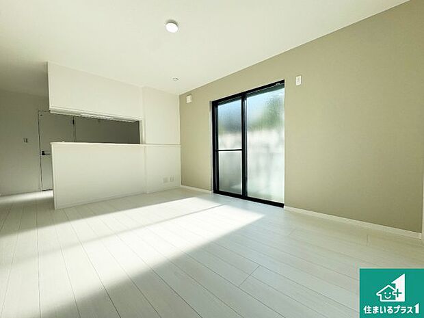 日当たり良好の明るいリビングで朝の目覚めもスッキリできそう!対面キッチンでご家族のコミュニケーションも自然と増える設計!小さなお子様が遊ぶスペースを作っても広々とくつろげるLDK!