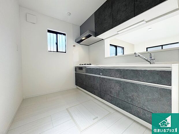 リビングと統一感があり、使い勝手のいいキッチン。広々としているので、二人並んで作業が出来ちゃいます。お子様と一緒に色々なお料理に挑戦できるスペースがあります。