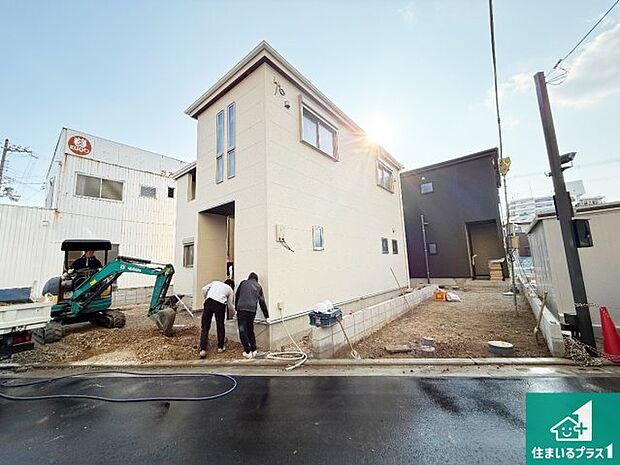 周辺は落ち着いた街並みの住宅地！子育てがしやすい住環境です！まだ未完成ですが、現地でしかわからない事もございます。是非一度ご覧ください。