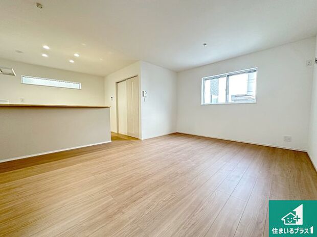 シンプルなリビングは、観葉植物等のインテリアを楽しめますね!パパ好みにも、ママ好みにも家具次第で雰囲気を変えることができます!