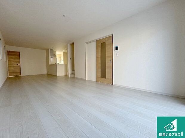 シンプルなリビングは、観葉植物等のインテリアを楽しめますね!パパ好みにも、ママ好みにも家具次第で雰囲気を変えることができます!