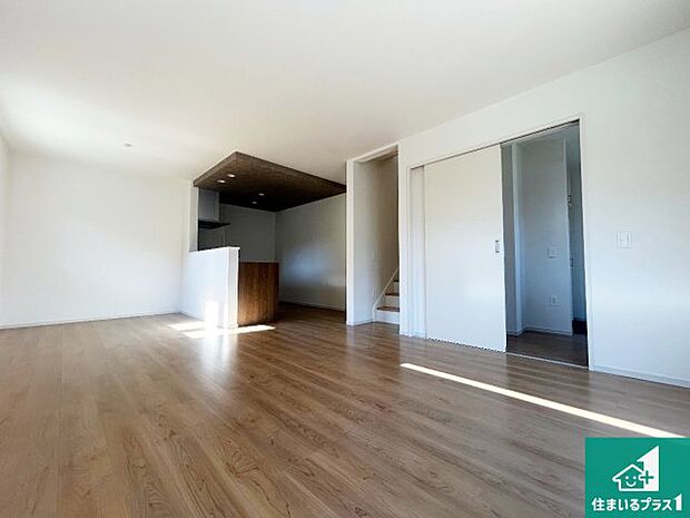 シンプルなリビングは、観葉植物等のインテリアを楽しめますね!パパ好みにも、ママ好みにも家具次第で雰囲気を変えることができます!