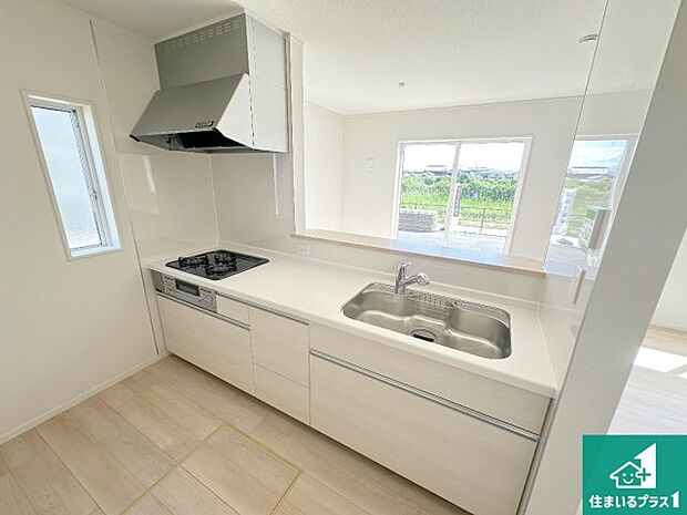 リビングと統一感があり、使い勝手のいいキッチン。広々としているので、二人並んで作業が出来ちゃいます。お子様と一緒に色々なお料理に挑戦できるスペースがあります。