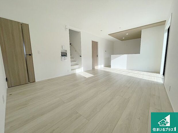 シンプルなリビングは、観葉植物等のインテリアを楽しめますね!パパ好みにも、ママ好みにも家具次第で雰囲気を変えることができます!