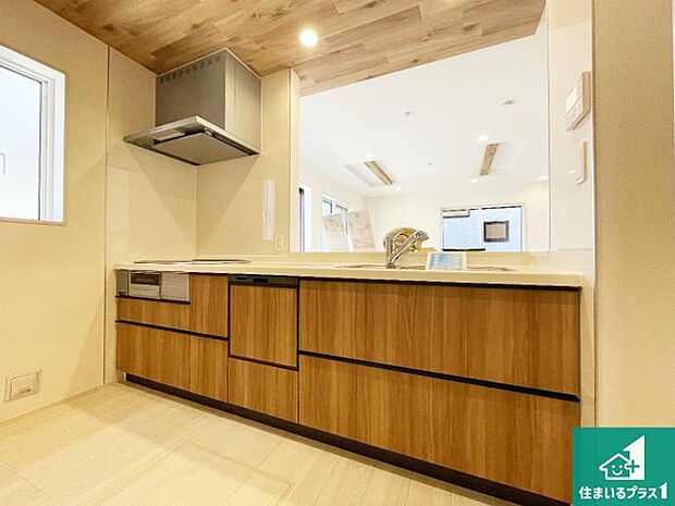 リビングと統一感があり、使い勝手のいいキッチン。広々としているので、二人並んで作業が出来ちゃいます。お子様と一緒に色々なお料理に挑戦できるスペースがあります。