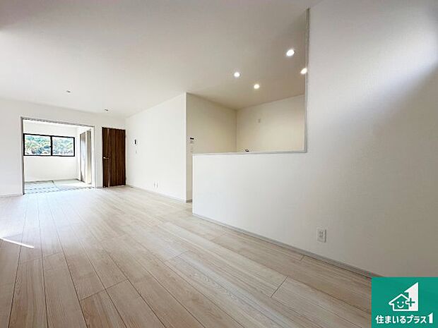 シンプルなリビングは、観葉植物等のインテリアを楽しめますね!パパ好みにも、ママ好みにも家具次第で雰囲気を変えることができます!