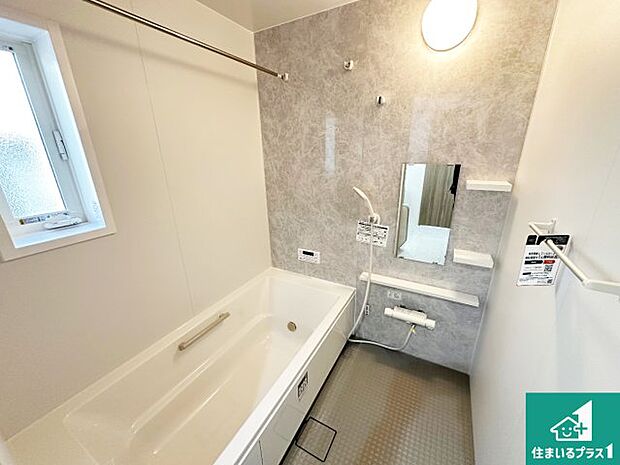 足をゆったり伸ばして寛げる浴槽です。窓が設けられていますので差し込む光が明るく穏やかな雰囲気にしてくれます♪浴室乾燥機も設置しているので、雨の日の洗濯物も安心です♪