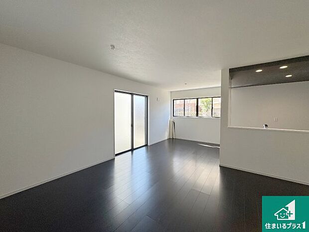 シンプルなリビングは、観葉植物等のインテリアを楽しめますね！パパ好みにも、ママ好みにも家具次第で雰囲気を変えることができます！