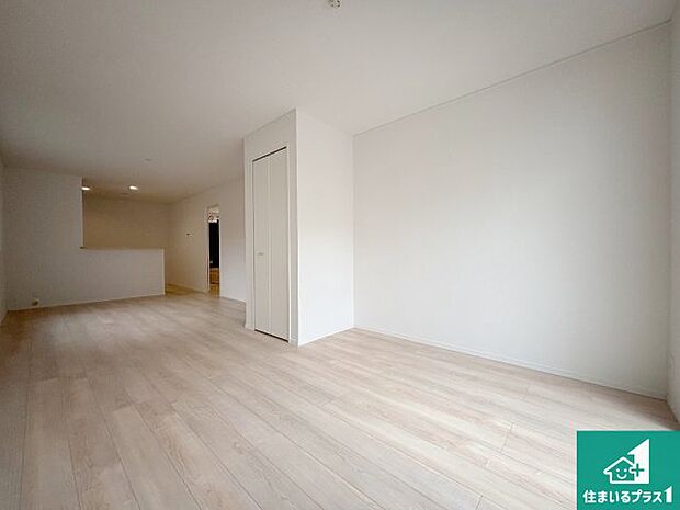 シンプルなリビングは、観葉植物等のインテリアを楽しめますね!パパ好みにも、ママ好みにも家具次第で雰囲気を変えることができます!