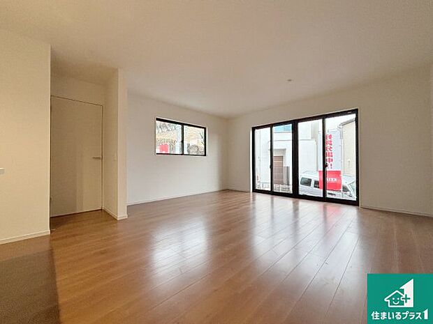 シンプルなリビングは、観葉植物等のインテリアを楽しめますね！パパ好みにも、ママ好みにも家具次第で雰囲気を変えることができます！