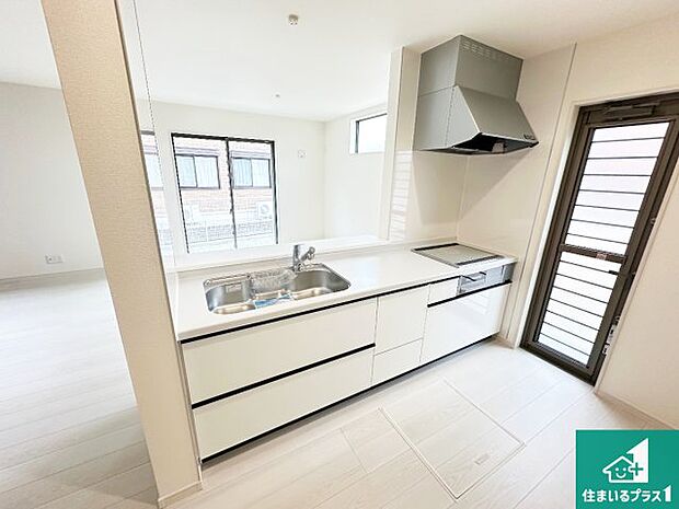 リビングと統一感があり、使い勝手のいいキッチン。広々としているので、二人並んで作業が出来ちゃいます。お子様と一緒に色々なお料理に挑戦できるスペースがあります。