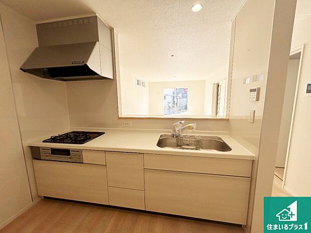 リビングと統一感があり、使い勝手のいいキッチン。広々としているので、二人並んで作業が出来ちゃいます。お子様と一緒に色々なお料理に挑戦できるスペースがあります。