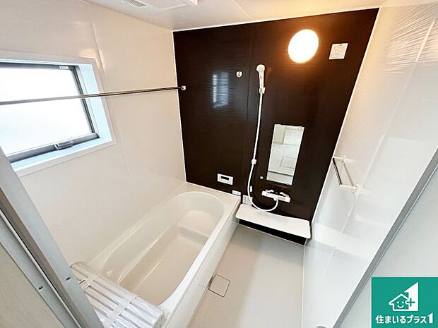 足をゆったり伸ばして寛げる浴槽です。窓が設けられていますので差し込む光が明るく穏やかな雰囲気にしてくれます♪浴室乾燥機も設置しているので、雨の日の洗濯物も安心です♪