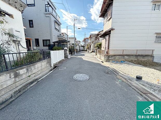 周辺は落ち着いた街並みの住宅地！子育てがしやすい住環境です！まだ未完成ですが、現地でしかわからない事もございます。是非一度ご覧ください。