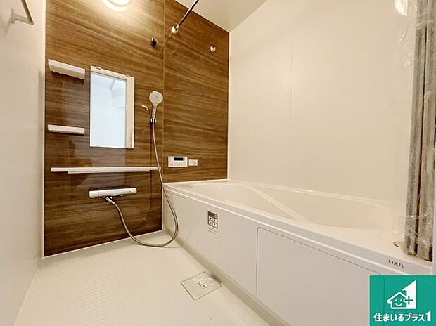 足をゆったり伸ばして寛げる浴槽です。窓が設けられていますので差し込む光が明るく穏やかな雰囲気にしてくれます♪浴室乾燥機も設置しているので、雨の日の洗濯物も安心です♪