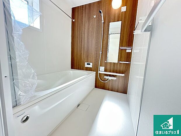 足をゆったり伸ばして寛げる浴槽です。窓が設けられていますので差し込む光が明るく穏やかな雰囲気にしてくれます♪浴室乾燥機も設置しているので、雨の日の洗濯物も安心です♪