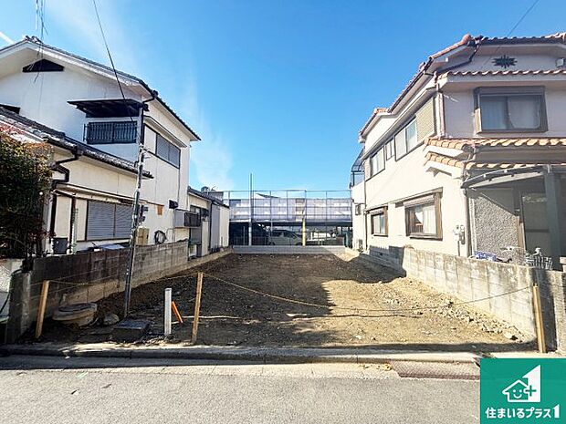周辺は落ち着いた街並みの住宅地!子育てがしやすい住環境です!まだ未完成ですが、現地でしかわからない事もございます。是非一度ご覧ください。