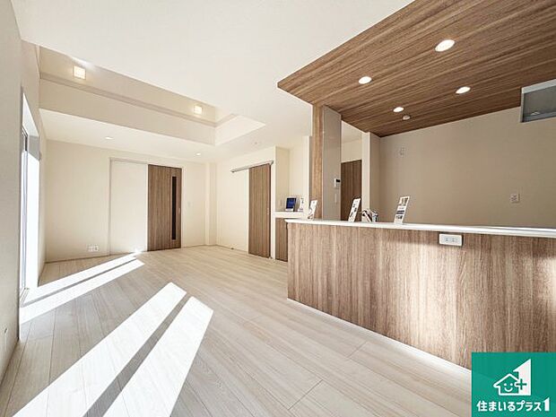 日当たり良好の明るいリビングで朝の目覚めもスッキリできそう！対面キッチンでご家族のコミュニケーションも自然と増える設計！小さなお子様が遊ぶスペースを作っても広々とくつろげるLDK！