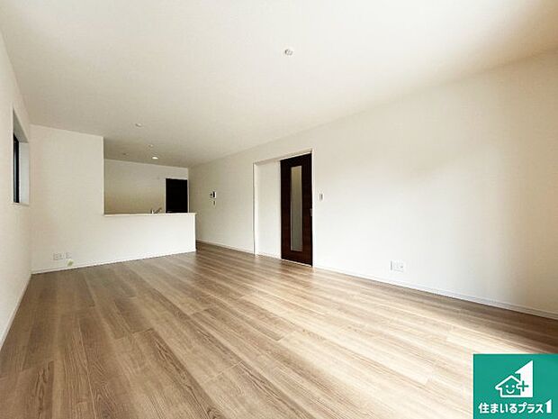 シンプルなリビングは、観葉植物等のインテリアを楽しめますね！パパ好みにも、ママ好みにも家具次第で雰囲気を変えることができます！