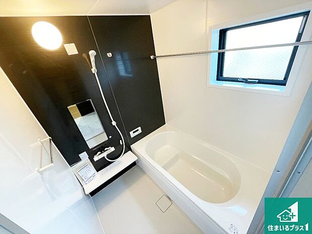 足をゆったり伸ばして寛げる浴槽です。窓が設けられていますので差し込む光が明るく穏やかな雰囲気にしてくれます♪浴室乾燥機も設置しているので、雨の日の洗濯物も安心です♪