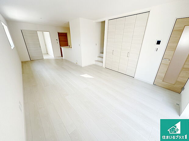 シンプルなリビングは、観葉植物等のインテリアを楽しめますね！パパ好みにも、ママ好みにも家具次第で雰囲気を変えることができます！