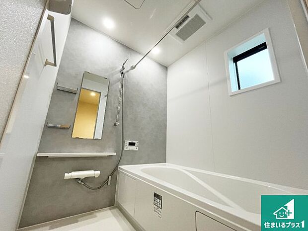 足をゆったり伸ばして寛げる浴槽です。窓が設けられていますので差し込む光が明るく穏やかな雰囲気にしてくれます♪浴室乾燥機も設置しているので、雨の日の洗濯物も安心です♪