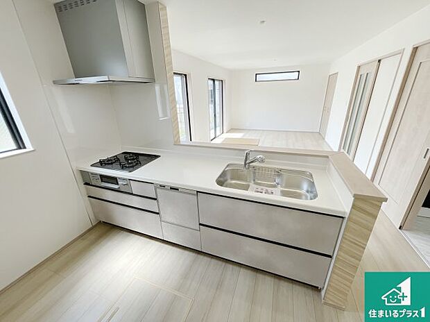 リビングと統一感があり、使い勝手のいいキッチン。広々としているので、二人並んで作業が出来ちゃいます。お子様と一緒に色々なお料理に挑戦できるスペースがあります。