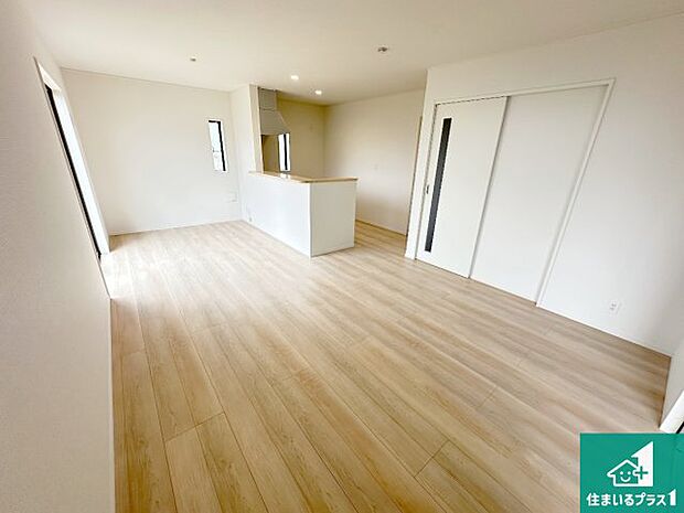 シンプルなリビングは、観葉植物等のインテリアを楽しめますね!パパ好みにも、ママ好みにも家具次第で雰囲気を変えることができます!