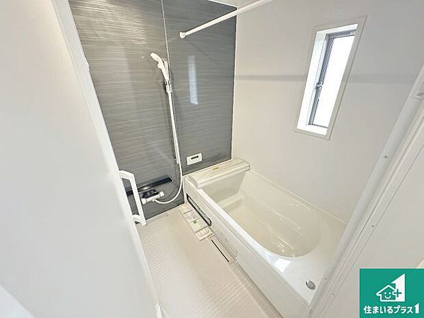 足をゆったり伸ばして寛げる浴槽です。窓が設けられていますので差し込む光が明るく穏やかな雰囲気にしてくれます♪浴室乾燥機も設置しているので、雨の日の洗濯物も安心です♪