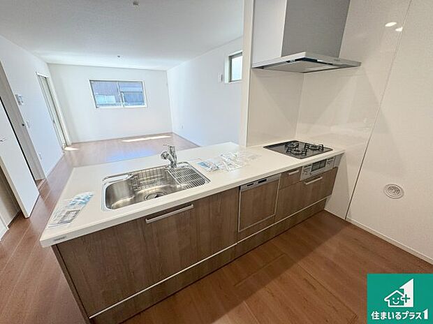 リビングと統一感があり、使い勝手のいいキッチン。広々としているので、二人並んで作業が出来ちゃいます。お子様と一緒に色々なお料理に挑戦できるスペースがあります。