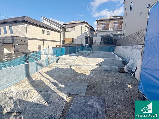 周辺は落ち着いた街並みの住宅地!子育てがしやすい住環境です!まだ未完成ですが、現地でしかわからない事もございます。是非一度ご覧ください。