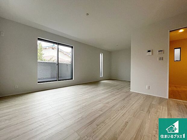 明るいリビングで朝の目覚めもスッキリできそう!対面キッチンでご家族のコミュニケーションも自然と増える設計!小さなお子様が遊ぶスペースを作っても広々とくつろげるLDK!