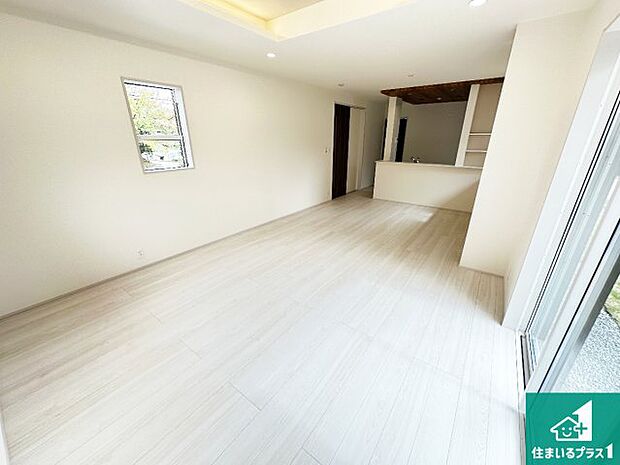 明るいリビングで朝の目覚めもスッキリできそう！対面キッチンでご家族のコミュニケーションも自然と増える設計！小さなお子様が遊ぶスペースを作っても広々とくつろげるLDK！