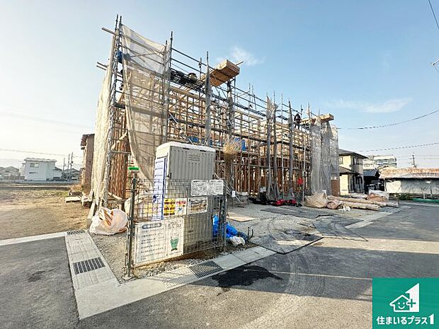 周辺は閑静な住宅街です。前面道路もしっかりと有りますので車の出し入れも安心ですよ！