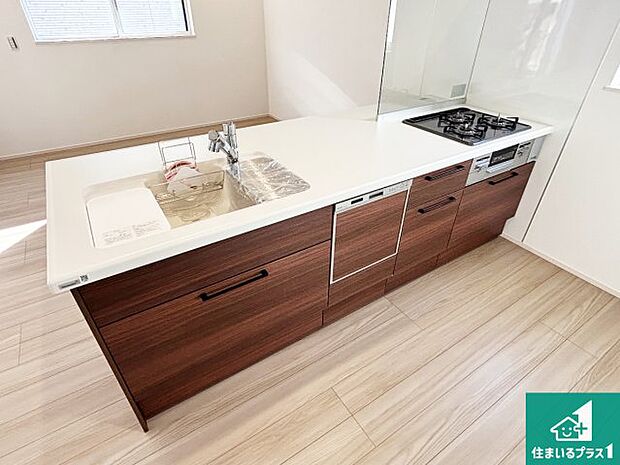 リビングと統一感があり、使い勝手のいいキッチン。広々としているので、二人並んで作業が出来ちゃいます。お子様と一緒に色々なお料理に挑戦できるスペースがあります。