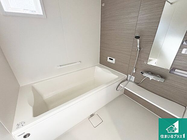 足をゆったり伸ばして寛げる浴槽です。窓が設けられていますので差し込む光が明るく穏やかな雰囲気にしてくれます♪浴室乾燥機も設置しているので、雨の日の洗濯物も安心です♪