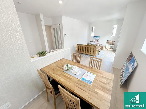 シンプルなリビングは、観葉植物等のインテリアを楽しめますね！パパ好みにも、ママ好みにも家具次第で雰囲気を変えることができます！