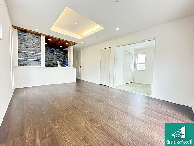 シンプルなリビングは、観葉植物等のインテリアを楽しめますね！パパ好みにも、ママ好みにも家具次第で雰囲気を変えることができます！