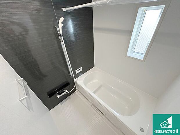 足をゆったり伸ばして寛げる浴槽です。窓が設けられていますので差し込む光が明るく穏やかな雰囲気にしてくれます♪浴室乾燥機も設置しているので、雨の日の洗濯物も安心です♪