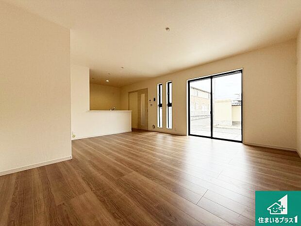 シンプルなリビングは、観葉植物等のインテリアを楽しめますね！パパ好みにも、ママ好みにも家具次第で雰囲気を変えることができます！