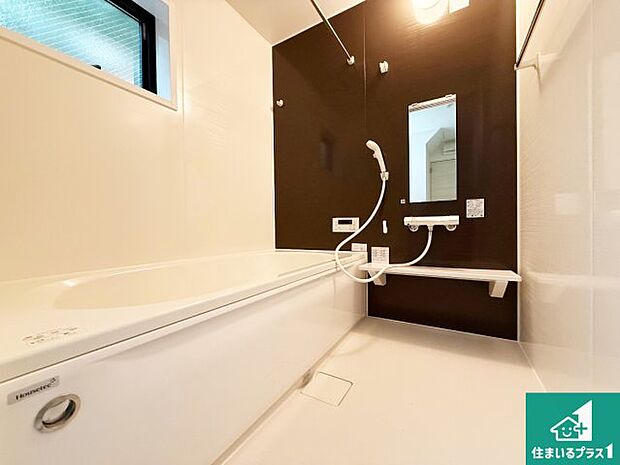 足をゆったり伸ばして寛げる浴槽です。窓が設けられていますので差し込む光が明るく穏やかな雰囲気にしてくれます♪浴室乾燥機も設置しているので、雨の日の洗濯物も安心です♪