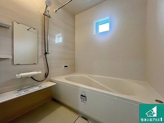 足をゆったり伸ばして寛げる浴槽です。窓が設けられていますので差し込む光が明るく穏やかな雰囲気にしてくれます♪浴室乾燥機も設置しているので、雨の日の洗濯物も安心です♪