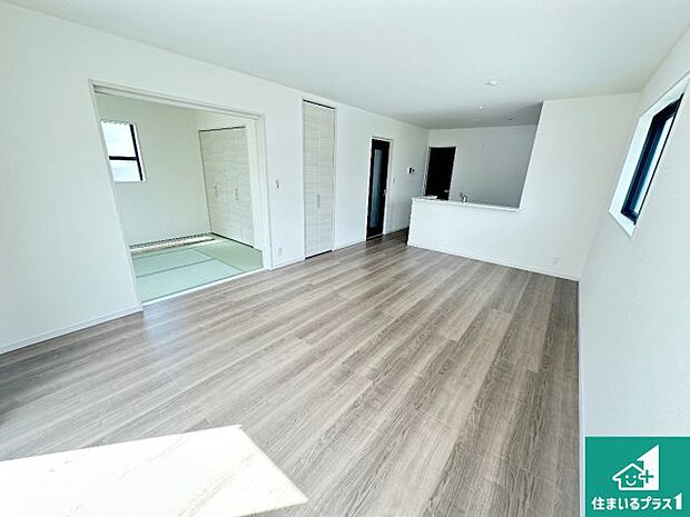 シンプルなリビングは、観葉植物等のインテリアを楽しめますね！パパ好みにも、ママ好みにも家具次第で雰囲気を変えることができます！