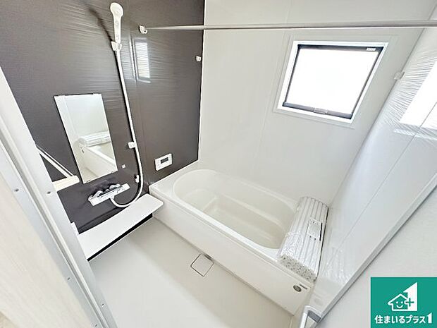足をゆったり伸ばして寛げる浴槽です。窓が設けられていますので差し込む光が明るく穏やかな雰囲気にしてくれます♪浴室乾燥機も設置しているので、雨の日の洗濯物も安心です♪