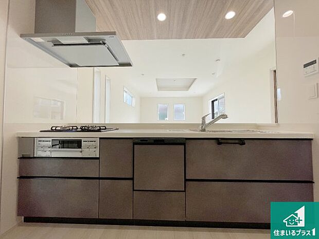 リビングと統一感があり、使い勝手のいいキッチン。広々としているので、二人並んで作業が出来ちゃいます。お子様と一緒に色々なお料理に挑戦できるスペースがあります。