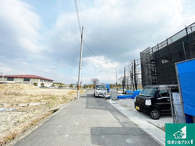 周辺は閑静な住宅街です。前面道路もしっかりと有りますので車の出し入れも安心ですよ！