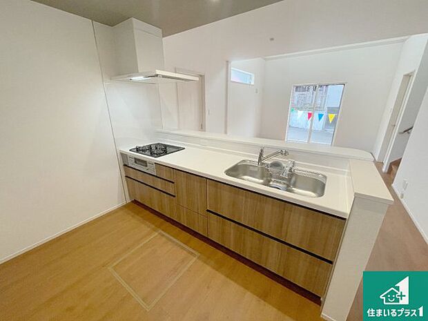 リビングと統一感があり、使い勝手のいいキッチン。広々としているので、二人並んで作業が出来ちゃいます。お子様と一緒に色々なお料理に挑戦できるスペースがあります。