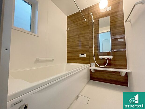 足をゆったり伸ばして寛げる浴槽です。窓が設けられていますので差し込む光が明るく穏やかな雰囲気にしてくれます♪浴室乾燥機も設置しているので、雨の日の洗濯物も安心です♪