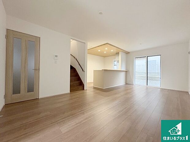 シンプルなリビングは、観葉植物等のインテリアを楽しめますね！パパ好みにも、ママ好みにも家具次第で雰囲気を変えることができます！