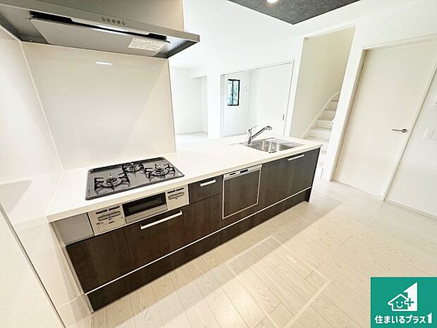 リビングと統一感があり、使い勝手のいいキッチン。広々としているので、二人並んで作業が出来ちゃいます。お子様と一緒に色々なお料理に挑戦できるスペースがあります。